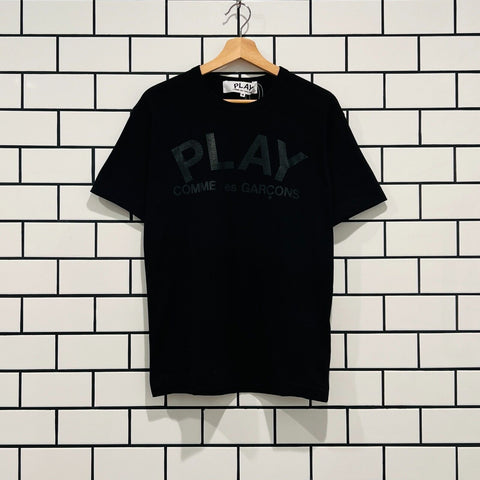 COMME DES GARCONS CDG PLAY BLACK TEXT TEE BLACK AZ-T188-051-1