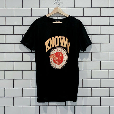 WELL KNOWN THE UNIVERSITY TEE BLACK