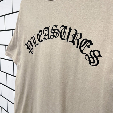 PLEASURES OLD E LOGO T-SHIRT SAND
