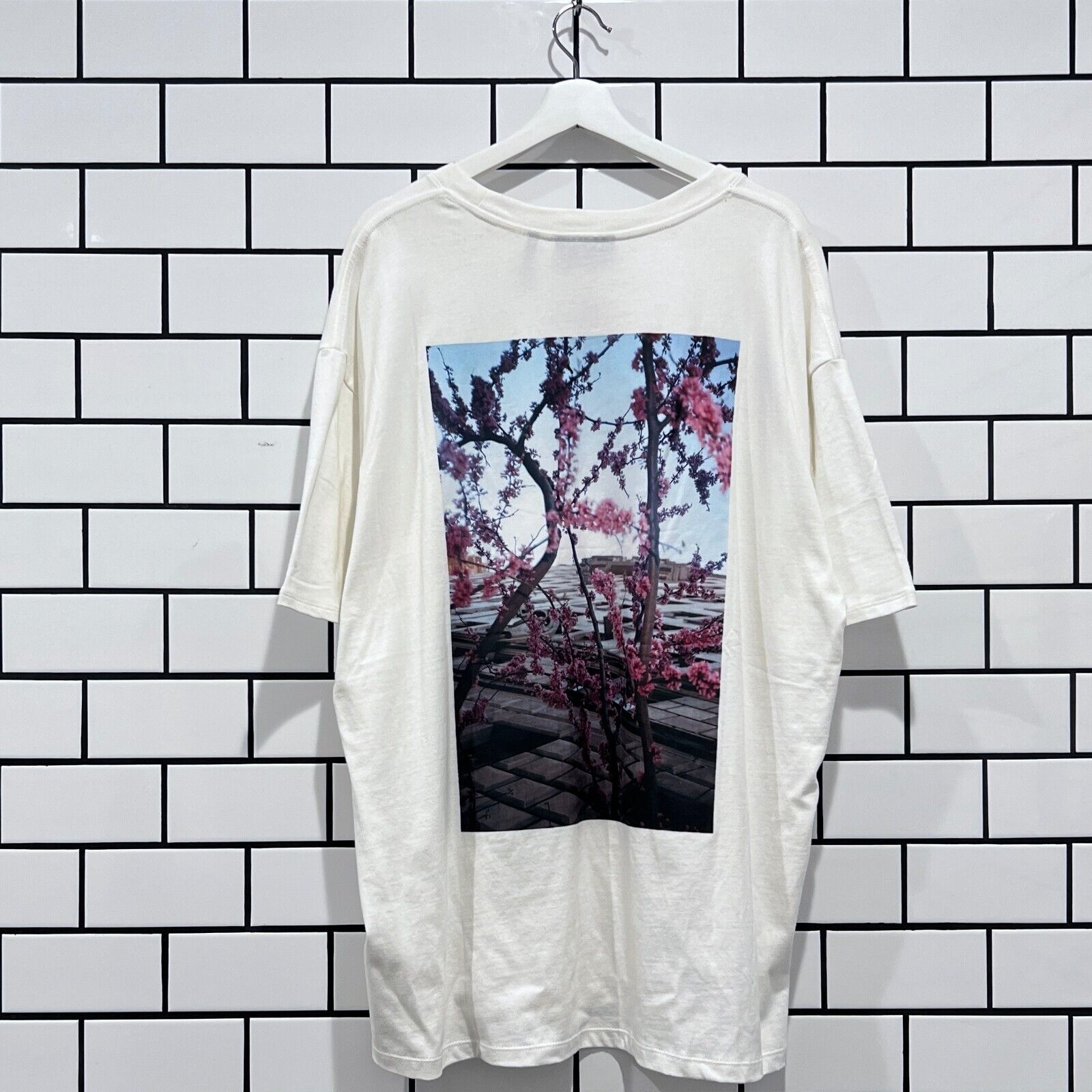 FEAR OF GOD ESSENTIALS FLORAL PRINTED SS TEE WHITE | shoparchive.us
