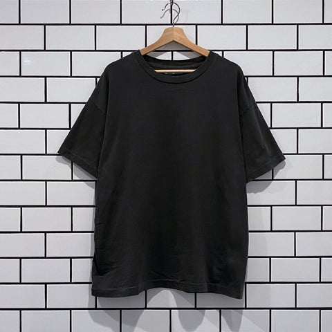 JOHN ELLIOTT UNIVERSITY TEE CARBON