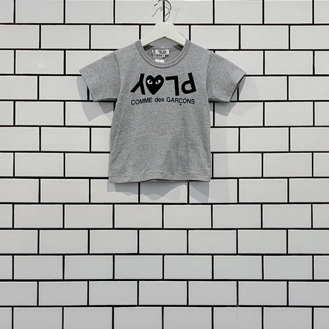 CDG PLAY KIDS INVERTED TEXT TEE AZ-T581-100-1