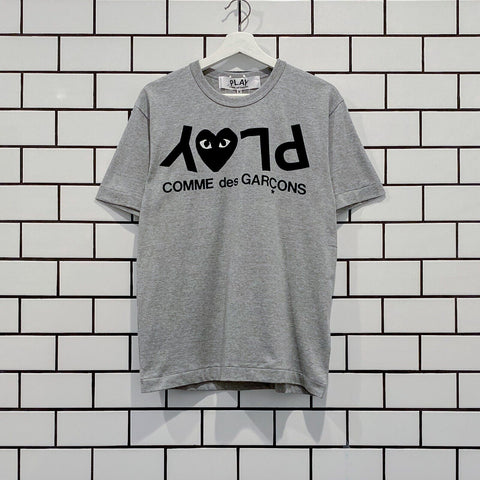 COMME DES GARCONS CDG PLAY INVERTED TEXT TEE AZ-T082-051-1