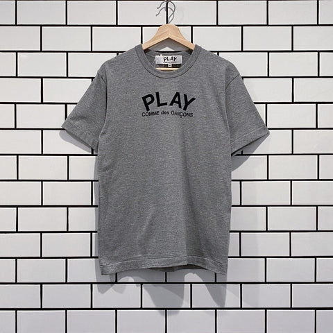 COMME DES GARCONS CDG PLAY SMALL TEXT TEE GREY AZ-T072-051-1