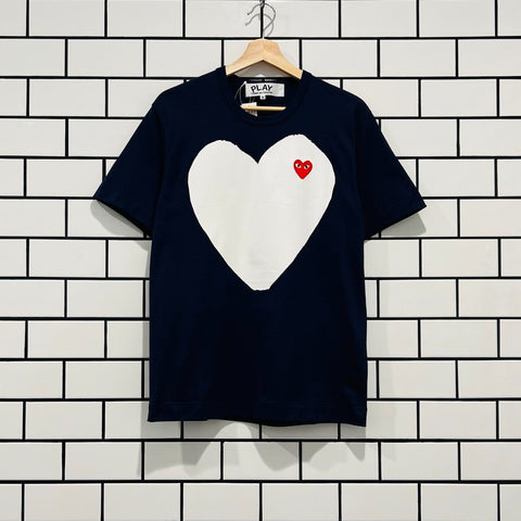 COMME DES GARCONS CDG PLAY WHITE LOVE PRINTING HEART TEE NAVY T184-051-1