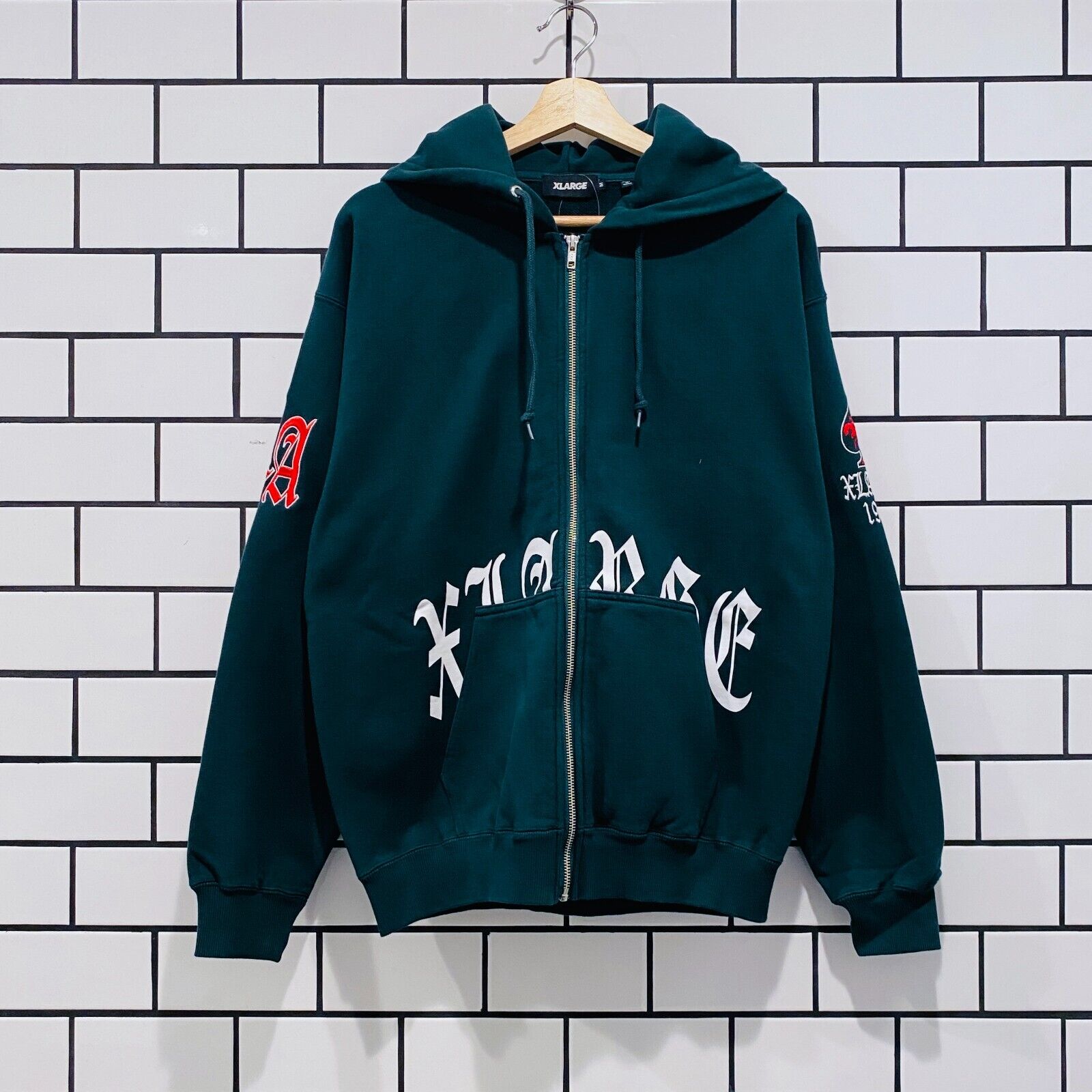 早い者勝ち XLARGE OLD ENGLISH LOGO ZIP HOODED SWEATSHIRT XLARGE OLD ENGLISH LOGO ZIP HOODED SWEATSHIRT GREEN