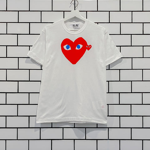 CDG PLAY RED HEART WITH BLUE EYES TEE AZ-T086-051-1